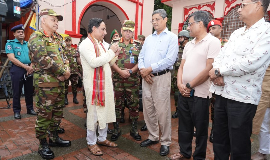সেনাবাহিনী প্রধানের ঢাকেশ্বরী মন্দির পরিদর্শন
